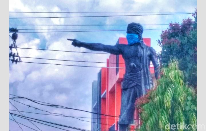 Patung Lasinrang di Kabupaten Piinrang dipasangi masker.