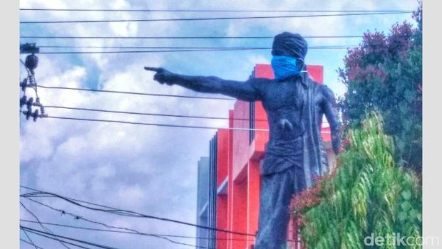 Patung Lasinrang di Kabupaten Piinrang dipasangi masker.