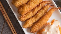 Walaupun hanya di rumah saja, tapi kamu tetap bisa makan bento yang enak. Kreasikan sendiri bentomu di rumah dengan aneka lauk yang dapat dipesan melalui @rokubento.id. Ada banyak varian yang ditawarkan seperti ebi furai, egg roll, spicy chicken ball, ekkado, hingga lauk daging teriyaki yang lezat. Harganya sekitar Rp 50.000-an saja. FOTO: @rokubento.id