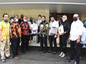 Lawan COVID-19, Ketua MPR Beri Bantuan Tank Semprot, APD serta Beras