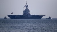 Kapal induk Prancis Charles de Gaulle berlabuh di Teluk Toulon, Minggu (12/4/2020) waktu setempat.
