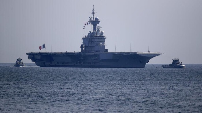 50 personel angkatan laut Prancis di kapal induk Charles de Gaulle dinyatakan positif Corona. Saat ini kapal induk tersebut sudah berlabuh di Teluk Toulon.