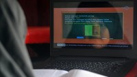 Seorang siswa SD belajar melalui siaran streaming TVRI di rumahnya di Padang, Sumatera Barat. Kemendikbud resmi meluncurkan program Belajar dari Rumah mulai Senin hingga Jumat, dengan total durasi tiga jam per hari untuk semua tayangan sebagai alternatif belajar di tengah pandemi virus Corona (COVID-19). Antara Foto/Iggoy el Fitra.