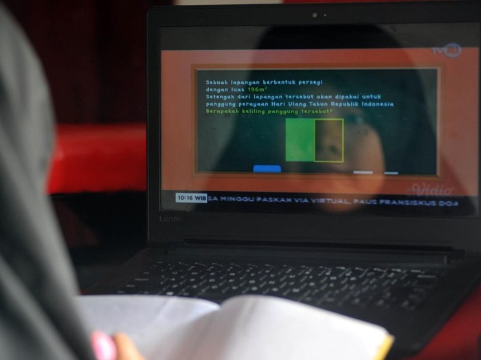 Seorang murid sekolah dasar (SD) belajar melalui siaran streaming TVRI di rumahnya, di Padang, Sumatera Barat, Senin (13/4/2020). Kemendikbud resmi meluncurkan program 