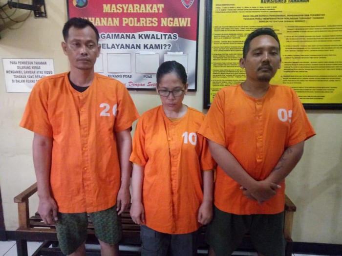 Polisi Ngawi meringkus tiga penipu yang mencatut pejabat negara. Mereka menipu korban dengan mengaku bisa meloloskan anak korban ke akademi kepolisian (Akpol).