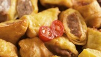 Tak perlu bingung mau pesan camilan frozen, karena di @aneka.frozenfood yang berlokasi di Jakarta Timur ini variannya sangat lengkap. Ada aneka lauk bento, cheese stick, sosis, hingga tteokpokki khas Korea. Harganya juga murah mulai dari Rp 20.000 saja. FOTO: @aneka.frozenfood
