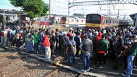 Penumpukan terjadi di beberapa stasiun yaitu Bogor, Cilebut, dan Bojong Gede.