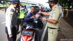 Potret Polisi Halau Pemotor Tak Bermasker