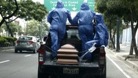 Mobil pickup digunakan untuk mengangkut jenazah karena banyaknya korban meninggal di kota tersebut. 