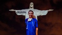  Cara unik tersebut dilakukan menggunakan proyektor yang ditembakkan ke badan Patung Kristus.