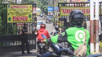 Beberapa petugasa terlihat berjaga di pintu masuk.