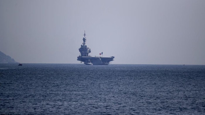 50 personel angkatan laut Prancis di kapal induk Charles de Gaulle dinyatakan positif Corona. Saat ini kapal induk tersebut sudah berlabuh di Teluk Toulon.
