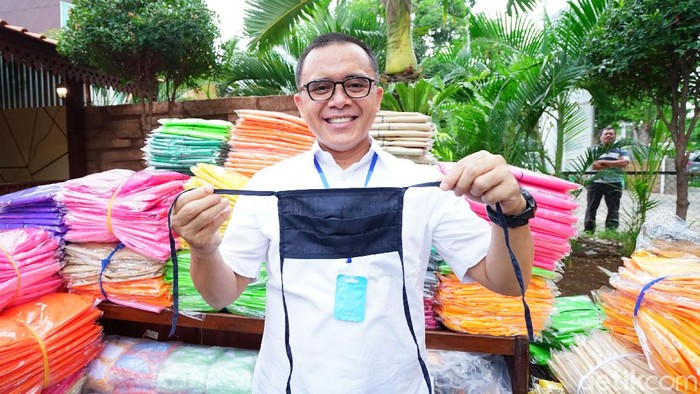 Pemkab Banyuwangi memesan satu juta masker kain untuk pencegahan penyebaran virus Corona. Masker itu diproduksi ratusan UMKM dan penjahit setempat, lalu dibagikan gratis ke masyarakat.