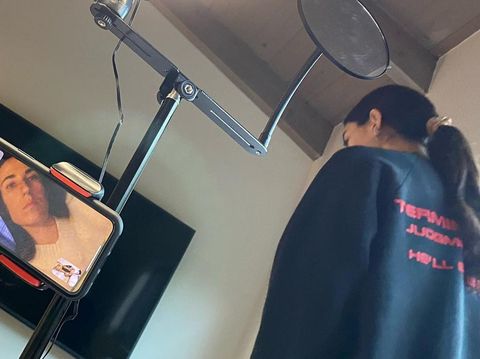 Bella Hadid pose tanpa busana melakukan pemotretan virtual di rumah