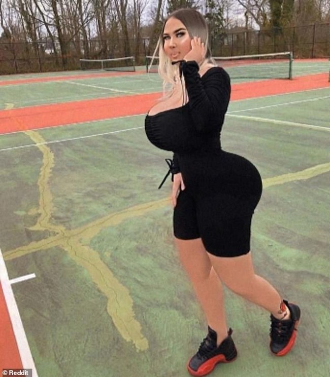 Niatny ingin tampil seksi, tapi payudara dan bokong perempuan malah terlihat terlalu besar. (Foto: Instagram)