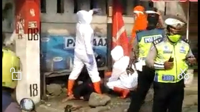 Tim Medis Berpakaian APD di Padalarang