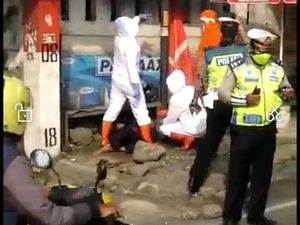 Viral Video Petugas Berpakaian APD Tangani Pria Pingsan di Padalarang