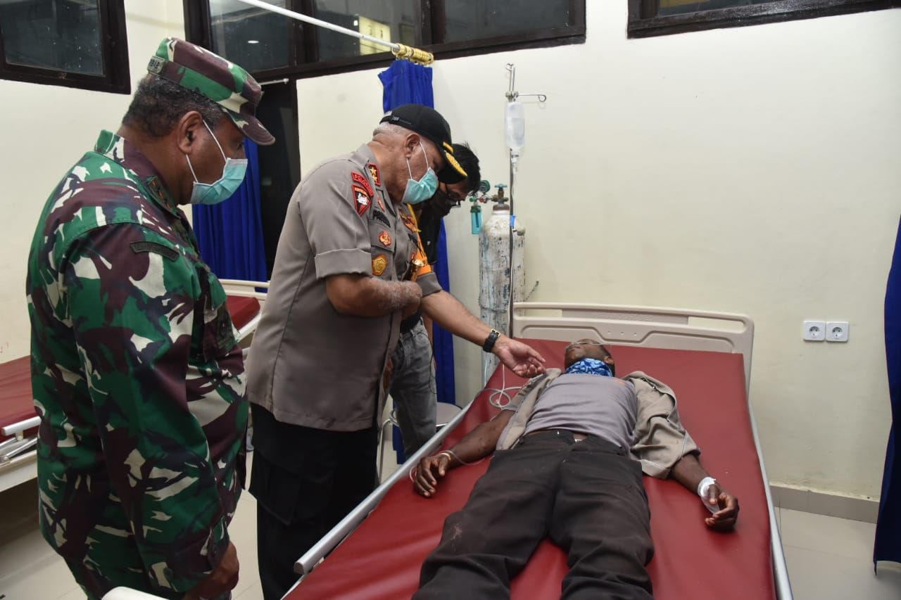 Kapolda Papua dan Pangdam Cenderawasih menjenguk 3 anggota Polres Memberamo Raya yang dirawat di RS Bhayangkara Jayapura (dok. Istimewa)