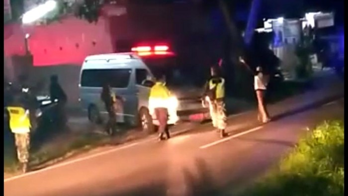petugas evakuasi positif corona di rumah kerabat