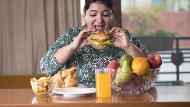 5 Kebiasan Makan yang Harus Dihindari Saat di Rumah agar Tubuh Tak Melar