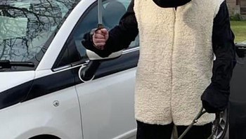 Dia berharap penampilan anehnya paling tidak bisa membuat orang tersenyum, syukur-syukur bisa tertawa lepas agar orang bisa sedikit melepas stres. Foto: jackp593 via Bored Panda