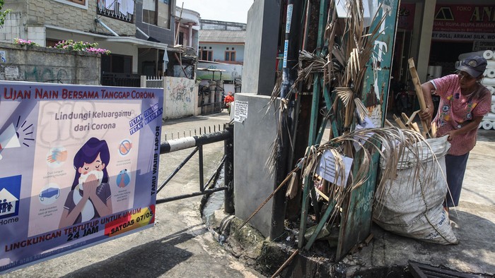 Warga Pondok Aren Selektif Buka Gerbang Perumahan Demi mempersempit ruang gerak Corona, warga Pondok Aren, Tangerang Selatan, lebih selektif membuka gerbang masuk dan keluar pemukiman.