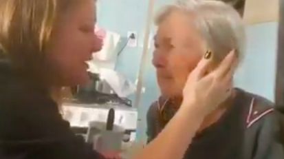 Nenek pengidap alzheimer disuapi makan cucunya