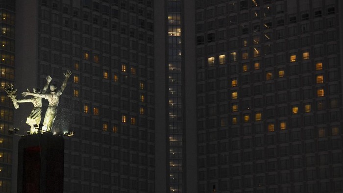 Hotel Grand Hyatt menyalakan lampu-lampu kamarnya membentuk lambang hati di kawasan Bundaran HI, jakarta, Senin (13/4/2020). Aksi itu dilakukan sebagai bentuk ungkapan cinta terhadap para tenaga medis yang berjuang di garis terdepan dalam penangan COVID-19 di Indonesia. ANTARA FOTO/Hafidz Mubarak A/wsj.