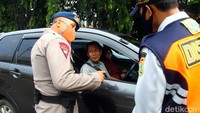 Tidak hanya kendaraan angkutan umum, kendaraan pribadi juga diperiksa dalam rangka penerapan pembatasan sosial berskala besar (PSBB).