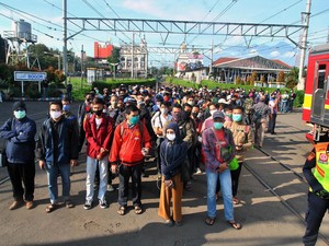 Serba Salah KRL Disetop, Maju Mundur Kena