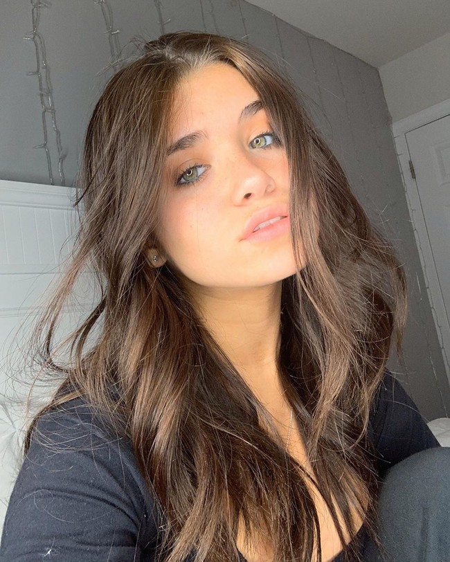  Nessa Barrett dan temannya berjoget di sebuah rekaman audio dengan suara seorang pria terdengar melantunkan doa dari Al Quran. Aksinya itu pun dikecam tidak sopan dan menyinggung Foto: Instagram