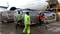Kali ini, bantuan dengan berat lebih dari 30 ton tersebut terdiri dari 250 ribu masker, 87 ribu baju pelindung ICU dan non-ICU, serta 1.970 kacamata yang diangkut oleh pesawat carter Garuda Indonesia jenis B777-300ER. Foto: dok. Garuda Indonesia