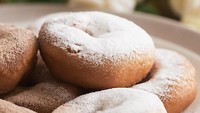 Kalau mau makan donat kentang yang empuk tapi malas buat sendiri, tinggal pesan saja di @fadillah_frozen. Sebelum divakum donat ini telah dipanggang terlebih dahulu. Untuk menikmatinya bisa langsung dimakan atau digoreng lagi dengan api kecil. Diberikan juga gula halus putih dan gula halus cokelat. Untuk menikmati donat kentang ini bisa dibeli dengan harga Rp 25.000 sudah dapat 20 pcs. Wah, murah banget ya foodies! FOTO: @fadillah_frozen