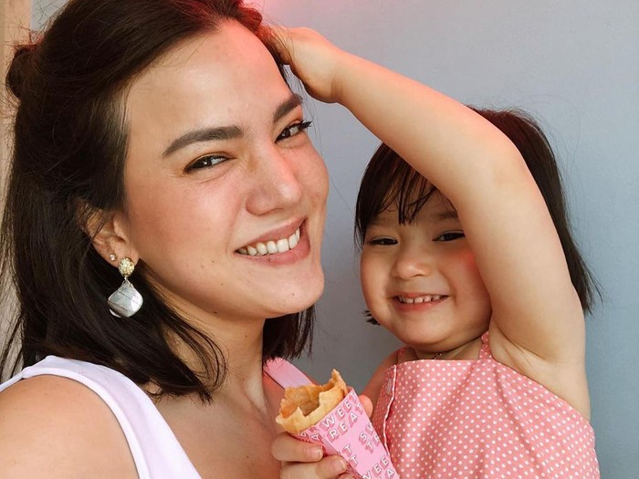 Alice Norin bersama putrinya, Alita