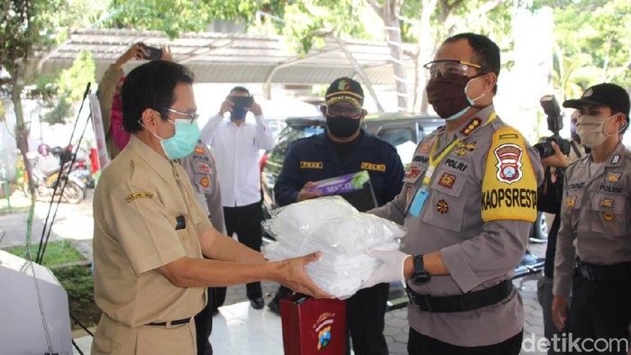 Gugus Tugas Percepatan Penanganan COVID-19 Banyuwangi kembali mendistribusikan Alat Pelindung Diri (APD). Tenaga medis di Puskesmas menjadi prioritas.