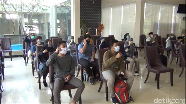 129 mahasiswa dan pelajar dibolehkan pulang usai jalani isolasi di Tenggarong (Suriyatman/detikcom)