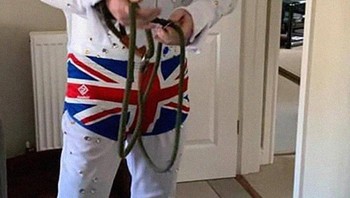 Berkat foto-foto yang dibagikan @jackp593 di Twitter, pria tersebut tak hanya menghibur tetangga di sekitarnya, tetapi juga netizen di dunia maya. Foto: jackp593 via Bored Panda