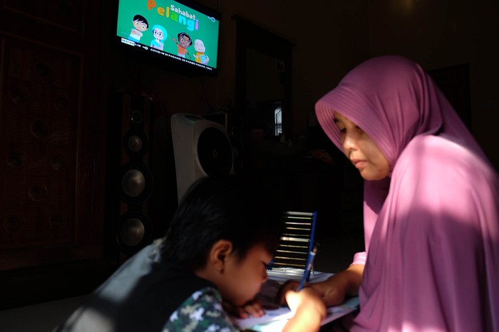 Seorang murid sekolah dasar (SD) belajar melalui siaran streaming TVRI di rumahnya, di Padang, Sumatera Barat, Senin (13/4/2020). Kemendikbud resmi meluncurkan program 