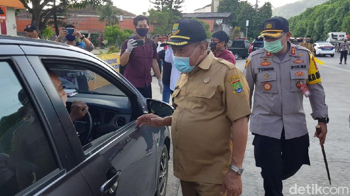 Wali Kota Cilegon, Edi Ariadi saat mengecek penyaringan kendaraan di gerbang tol Cilegon Barat (M Iqbal/detikcom)