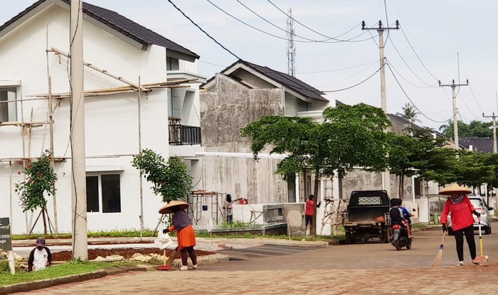 Relaksasi Kredit Perumahan Bank BTN Sejumlah pekerja kebersihan salah satu perumahan di wilayah Depok Jawa Barat tengah melakukan aktivitas kebersihan di tengah pandemi COVID-19. BTN telah menyiapkan fasilitas restrukturisasi online untuk membantu debitur terdampak COVID-19 dan saat ini lebih dari 17.000 debitur dengan baki debet sekitar Rp 2,7 Triliun telah diproses perseroan.