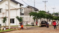 Sejumlah pekerja kebersihan di salah satu perumahan wilayah Depok Jawa Barat melakukan aktivitasnya di tengah pandemi Corona. Foto: dok. Bank BTN
