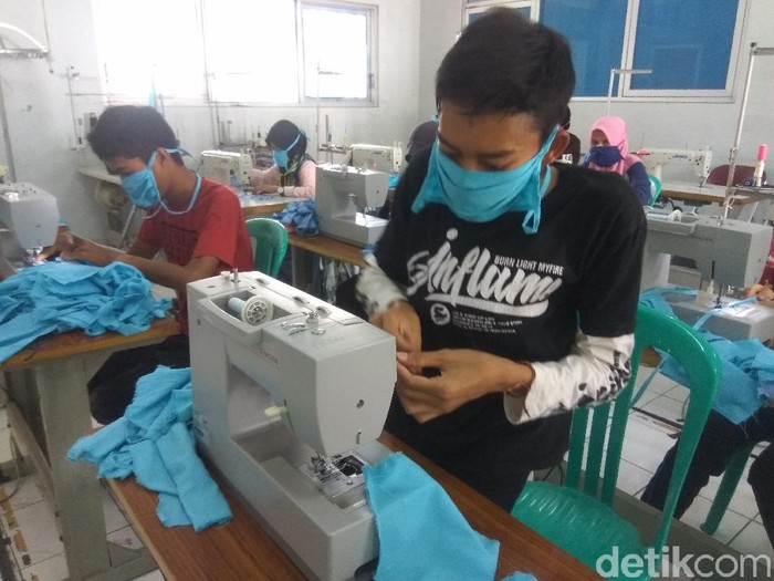 Penyandang disabiltas buat masker.