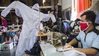 Penjahit spesialis seragam dinas dan jaket ini mengalihkan produksinya ke pembuatan APD untuk tenaga medis dalam penanganan pasien virus Corona di sejumlah rumah sakit umum dan swasta di Jawa Barat.
