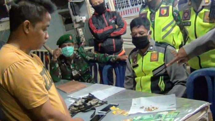 Tendang Rambu di Posko Covid-19 Bondowoso, Tiga Pemuda Tenyata Bawa Ratusan Pil Dextro