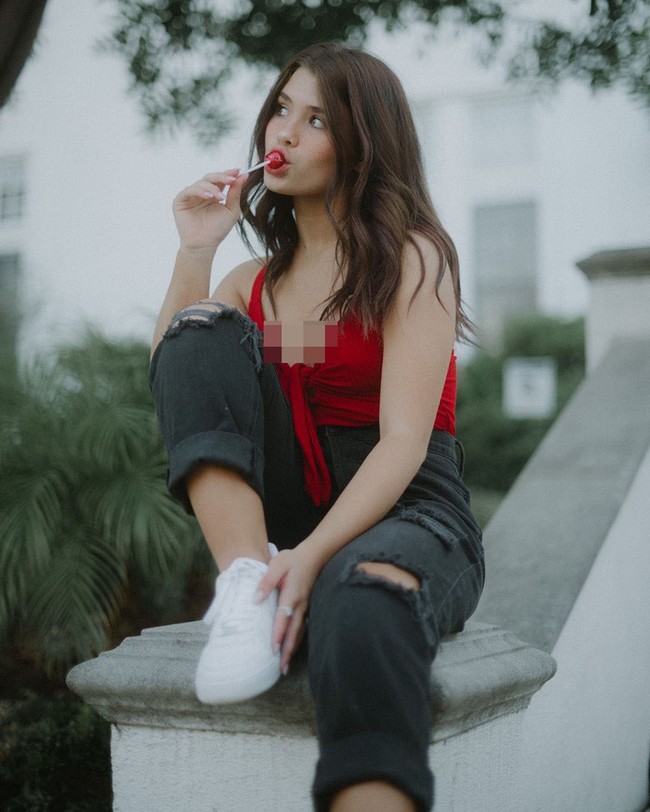 Bintang media sosial Nessa Barrett jadi kontroversi setelah membuat video TikTok dengan joget seksi yang diiringi backsound lantunan orang yang tengah membaca Al Quran. Video joget TikToknya itu pun disebut ofensif dan dikritik banyak netizen. Foto: Instagram