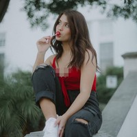 Bintang media sosial Nessa Barrett jadi kontroversi setelah membuat video TikTok dengan joget seksi yang diiringi backsound lantunan orang yang tengah membaca Al Quran. Video joget TikToknya itu pun disebut ofensif dan dikritik banyak netizen. Foto: Instagram