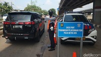 Selama pandangan detikcom, tidak ada sanksi yang diberikan apabila ada pengendara yang melanggar hanya ditegur dan diminta putar balik. 