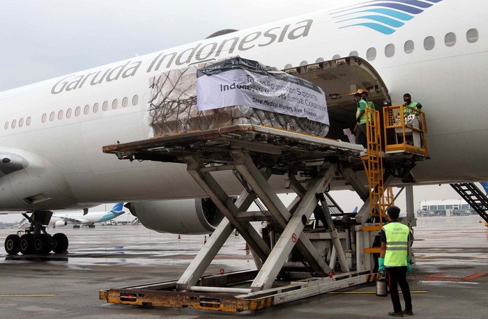 Bantuan APD untuk Tenaga Medis Kembali Datang Bantuan alat-alat pelindung diri (APD) untuk tenaga medis terus berdatangan, seperti salah satunya ini di Bandara Soekarno Hatta, Jakarta, Senin (13/4).