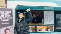 Soal kiriman food truck, setiap mendapat kiriman food truck, ia selalu berpose dengan food truck tersebut dan mengunggah fotonya melalui laman Instagram pribadinya. Pose tampan sekaligus menggemaskan. Foto: Instagram @_jujihoon