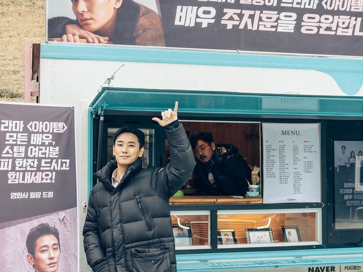 Intip Pose Menggemaskan Aktor Ju Ji-Hoon yang Sering Dikirimkan Food Truck